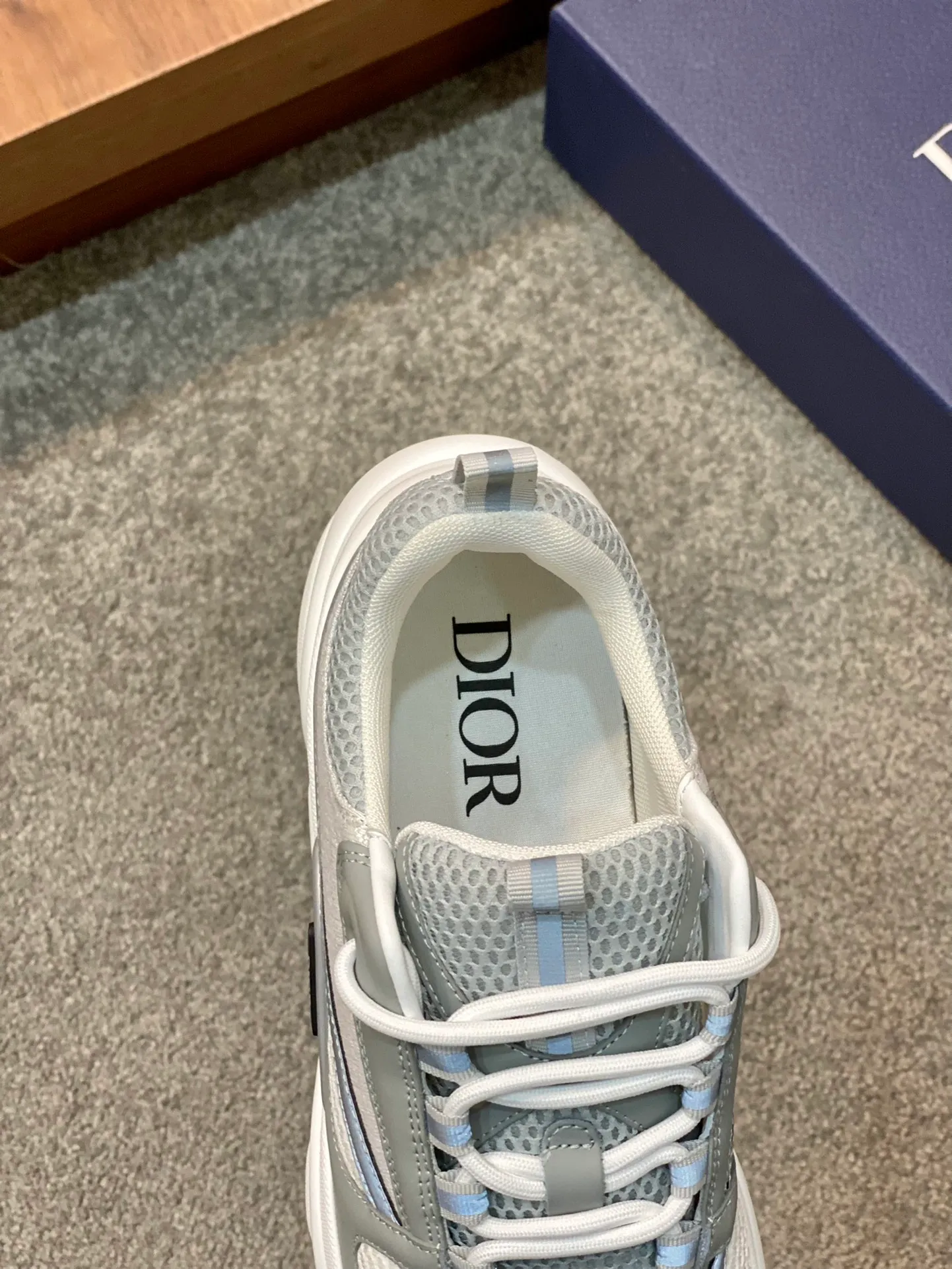 Factory price: 500💰 Dior B22 men's jogging fashion sneakers. This item draws inspiration from retro jogging shoes. It adopts a thick low-top design, with an upper made of leather and mesh fabric, and a black and white engraved rubber sole. The side is decorated with an embossed "Di~r" logo. Code number: 38-45 (38, 45, 46 can be customized)